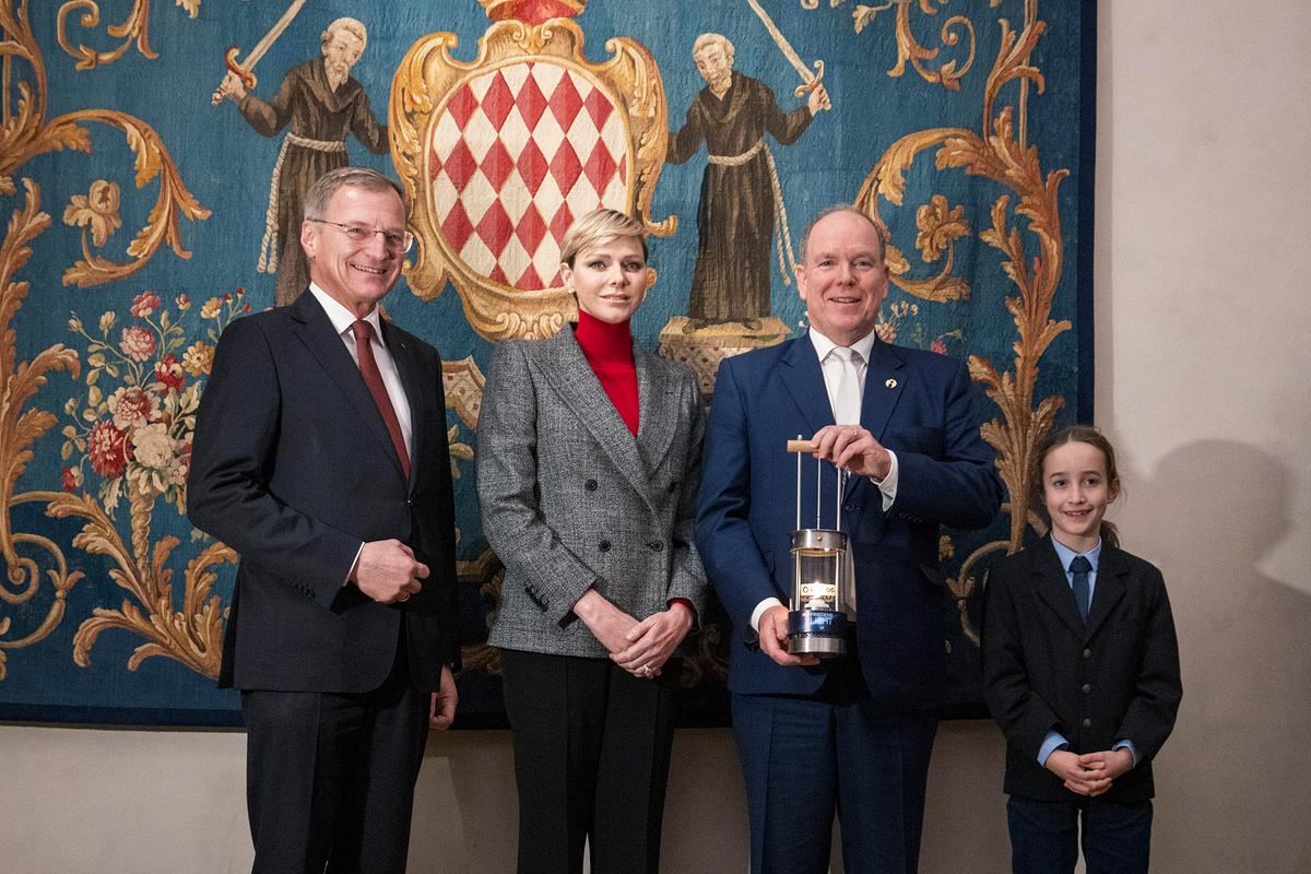 Das Fürstenpaar von Monaco mit dem ORF-Friedenslichtkind und dem oberösterreichischen Landeshauptmann Thomas Stelzer. Fürst Albert II. hält die Laterne mit dem ORF-Friedenslicht in der Hand.