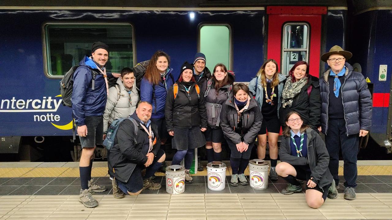 Menschengruppe vor Zugabteil in Triest mit dem Friedenslicht