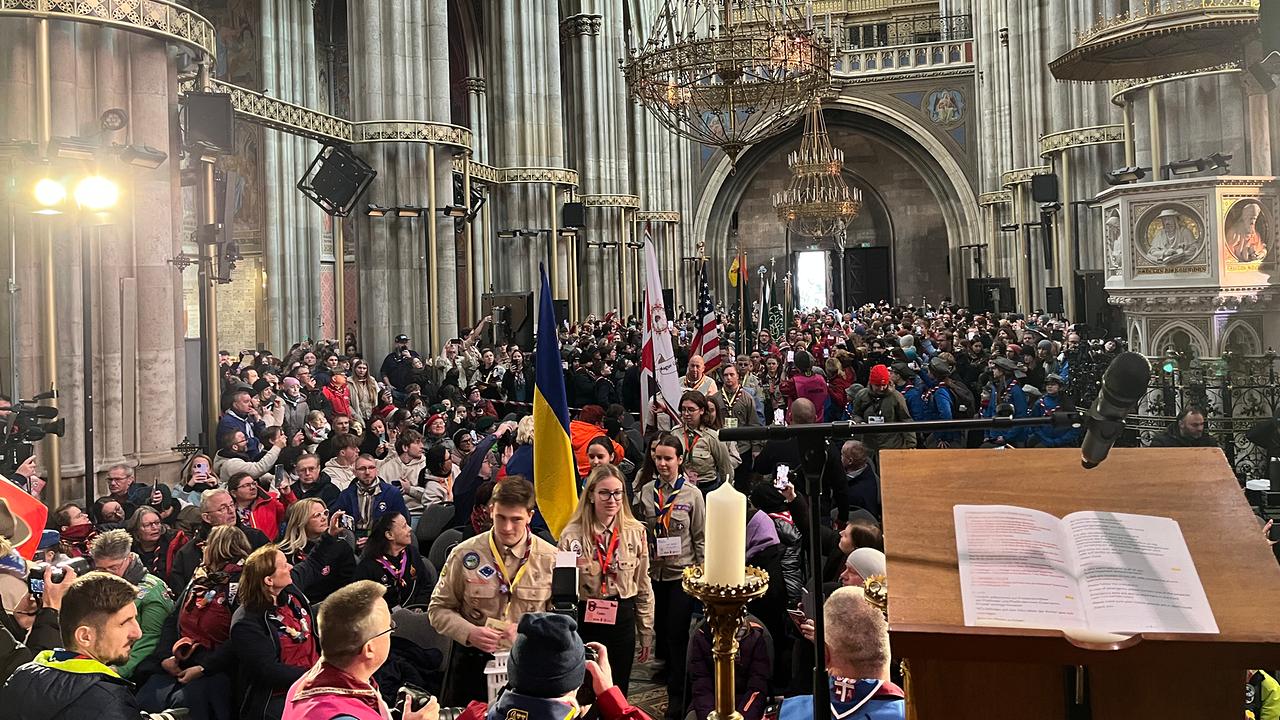 Übergabe des ORF-Friedenslichts an Pfadfinder